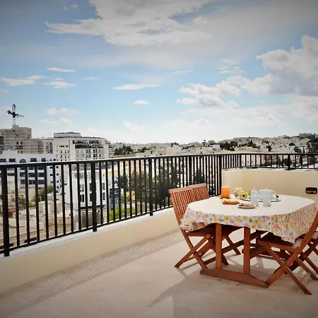 City Living Tk 3 Rm 4 בית הארחה 3*